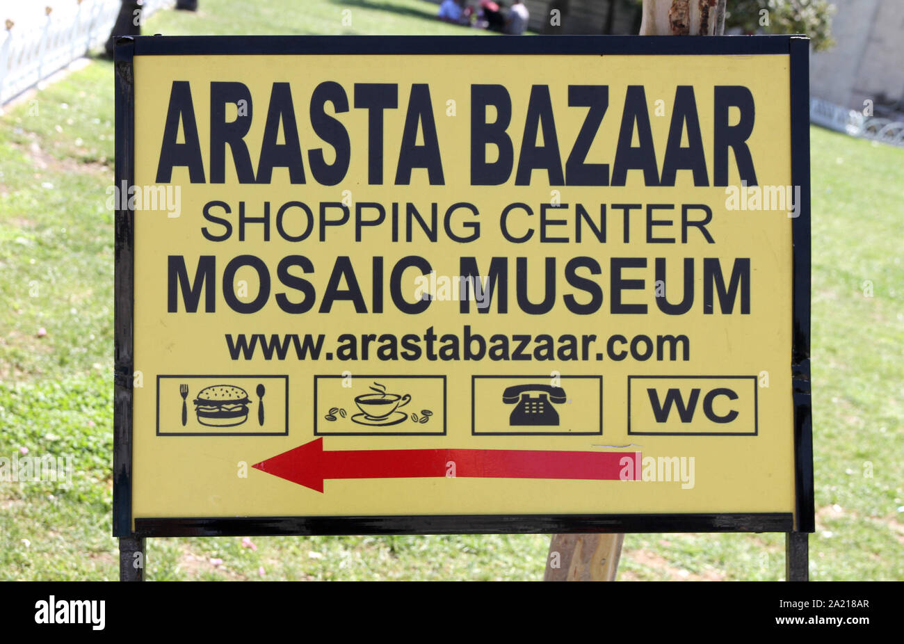 Ein Tourismus Zeichen mit Symbolen, die auf den Arasta Bazaar Shopping Center und großen Palast Mosaic Museum, Fatih, Istanbul, Türkei. Stockfoto