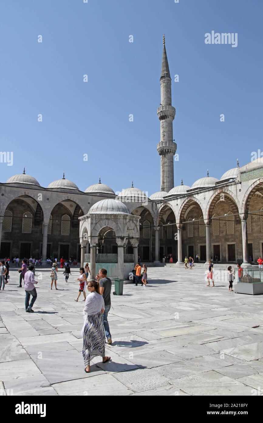 Brunnen im Innenhof der Blauen Moschee, Fatih, Istanbul, Türkei. Stockfoto