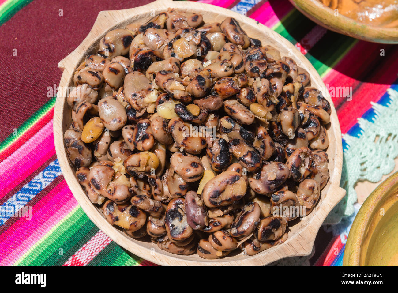 Mittagessen in der indigenen Dorf Puka Puka in der Nähe von tarabuco Quechuan, Menschen in ihren traditionellen Kostümen, Sucre, Lateinamerika Stockfoto