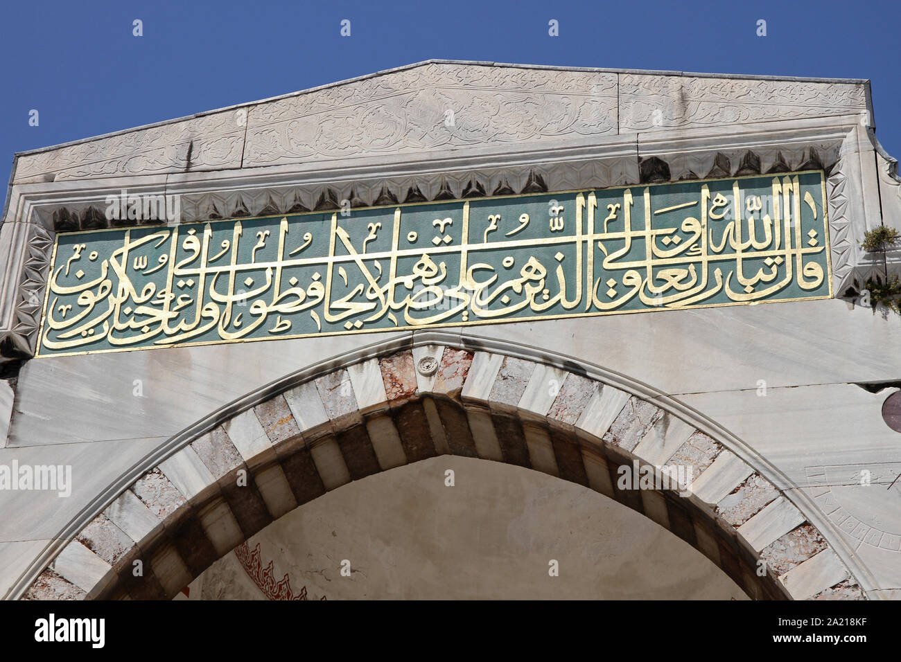 Kalligraphie Plakette oben Arch, im Innenhof der Blauen Moschee, Fatih, Istanbul, Türkei. Stockfoto