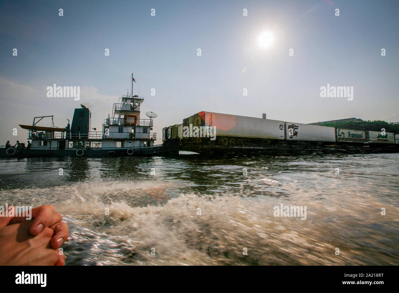 Ein Schubschiff treibt ein lastkahn voller Container auf dem Fluss Solimoes in der Nähe von Manaus in der Amazonen. Die großen Flüsse sind lebenswichtig für den Transport von Gütern und Menschen rund um den Globus. Viele von ihnen sind jetzt in Schwierigkeiten wegen des Mangels an Wasser und Aufbau von Sedimenten, die Ihnen viele Orte zu flach, sicher zu navigieren, Stockfoto