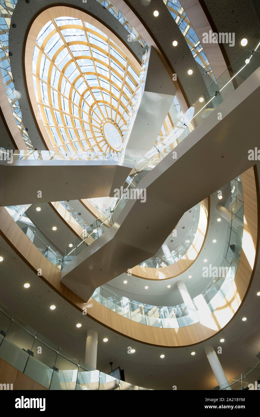 Liverpool Central Library, Liverpool, UK; 25. März 2019 - überlappende Treppen aus Stahl und Glas, atemberaubende moderne Architektur hinter einer klassischen Stockfoto