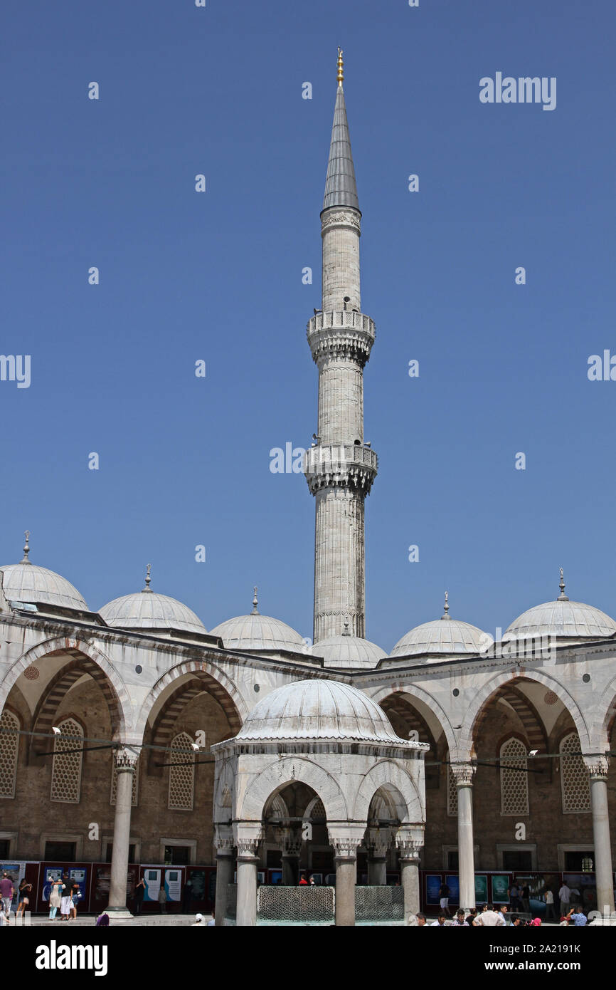 Brunnen in der Ecke des Innenhofes des Blauen Moschee, Fatih, Istanbul, Türkei. Stockfoto
