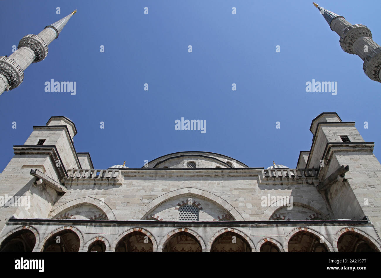 Blaue Moschee aus der äußeren Hof gesehen, Zentrum, gegen den blauen Himmel, Fatih, Istanbul, Türkei. Stockfoto