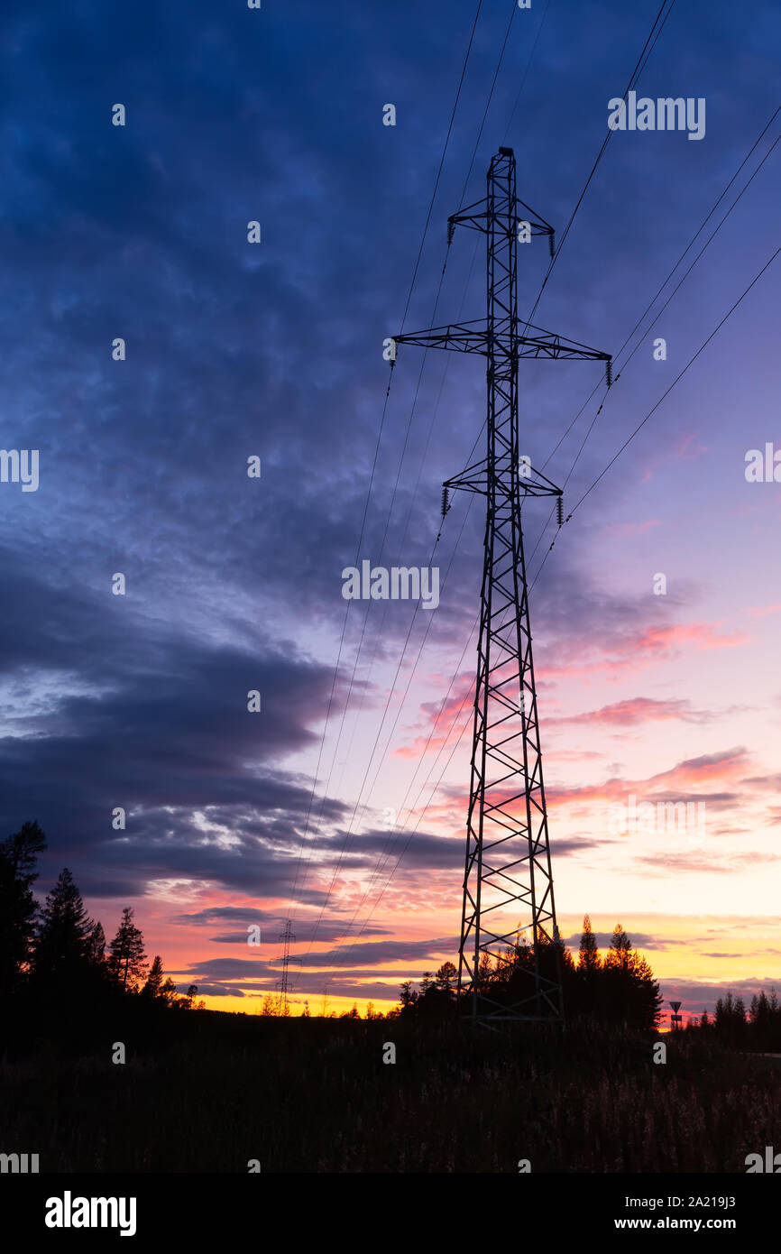 Power line Silhouette auf bunten Sonnenuntergang Hintergrund Stockfoto