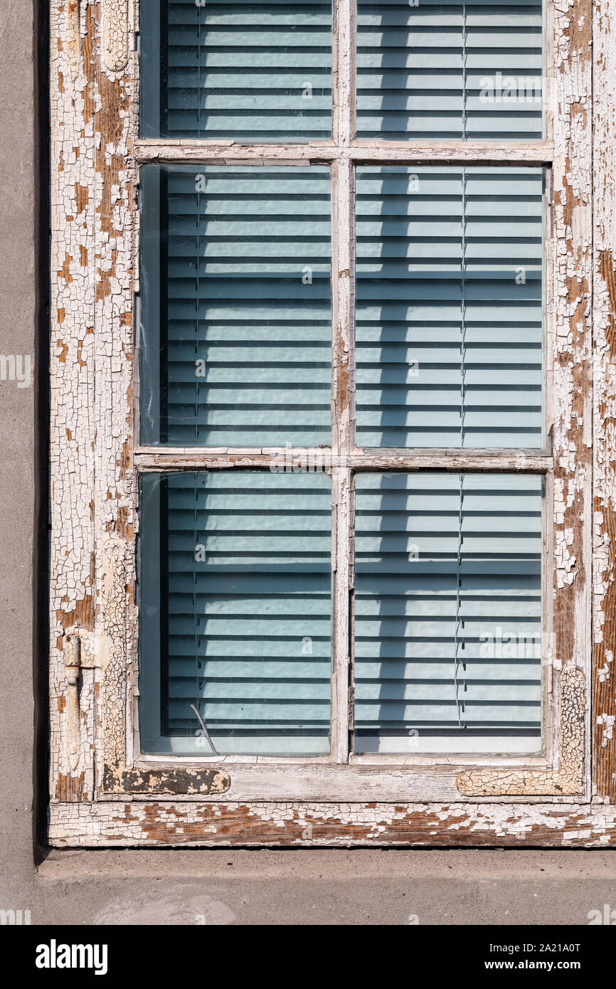 Alten hölzernen Fensterrahmens mit abblätternder Farbe Stockfoto