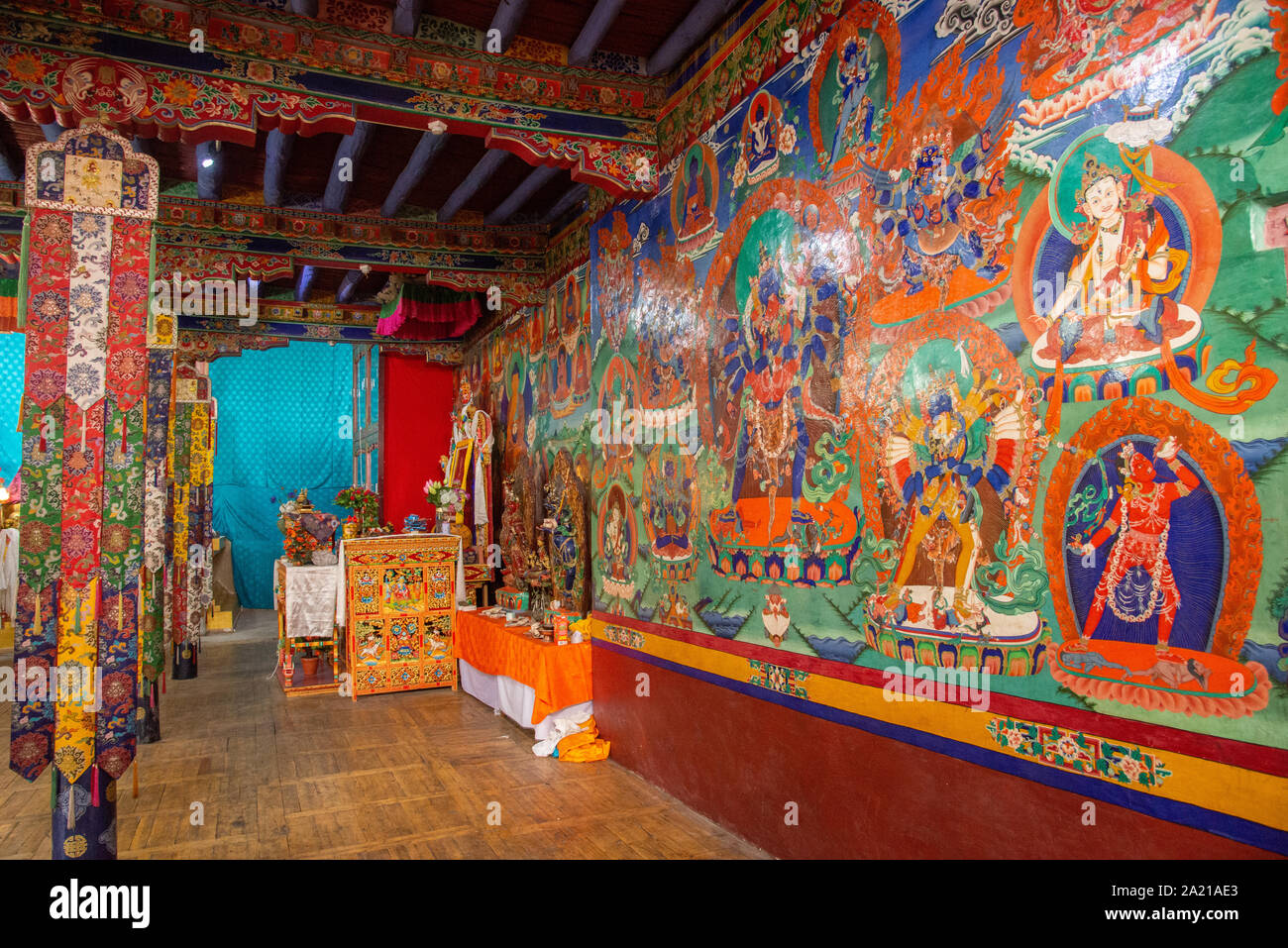 Innenraum mit Wandmalereien von Chemday Kloster in Ladakh, Indien Stockfoto