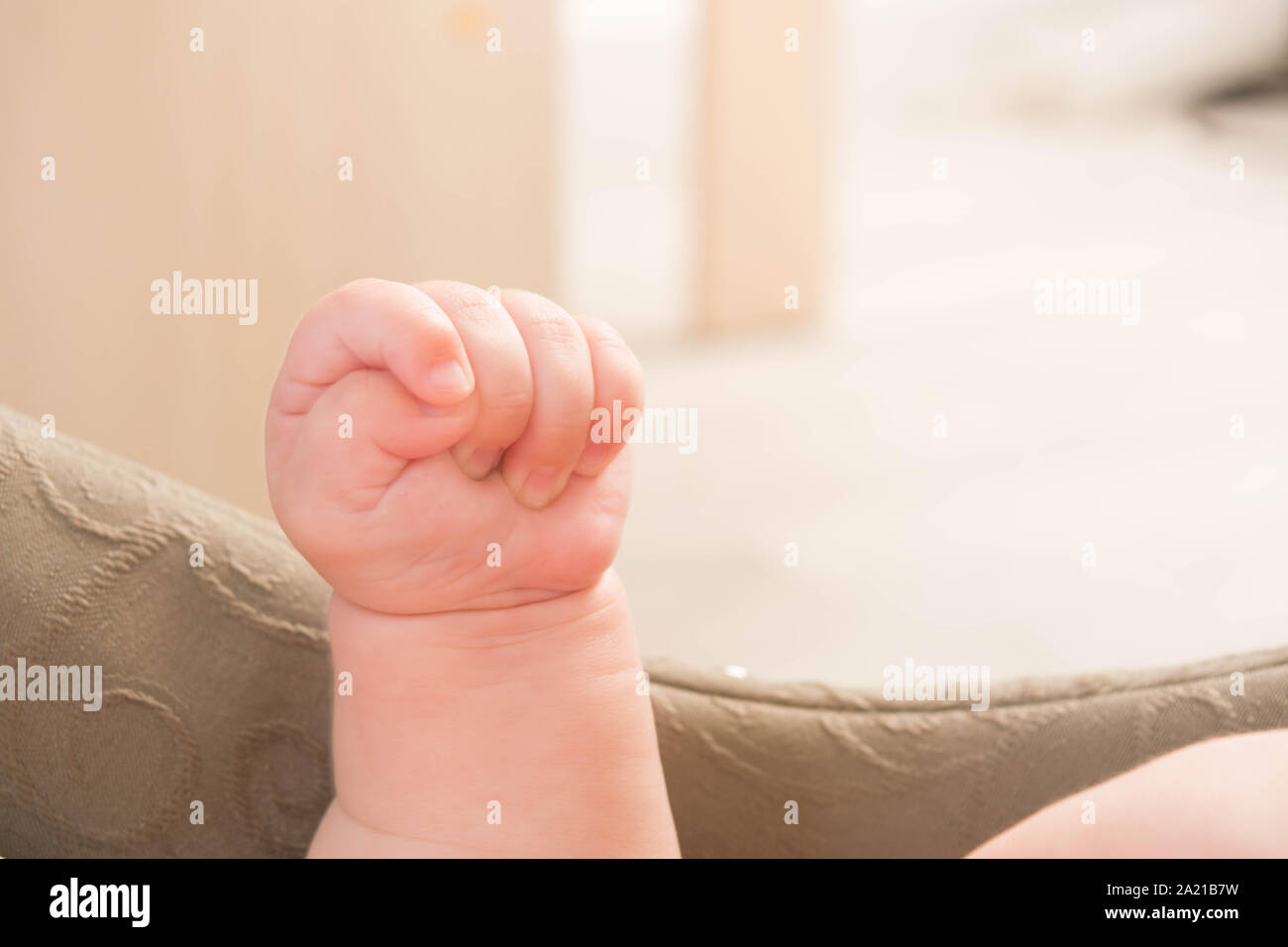 Baby Hand in der Luft. Detailansicht. Platz kopieren Stockfoto