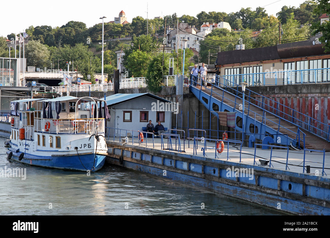 Reise Boot am Dock der Hafen Belgrad, Sava, Belgrad, Serbien. Stockfoto