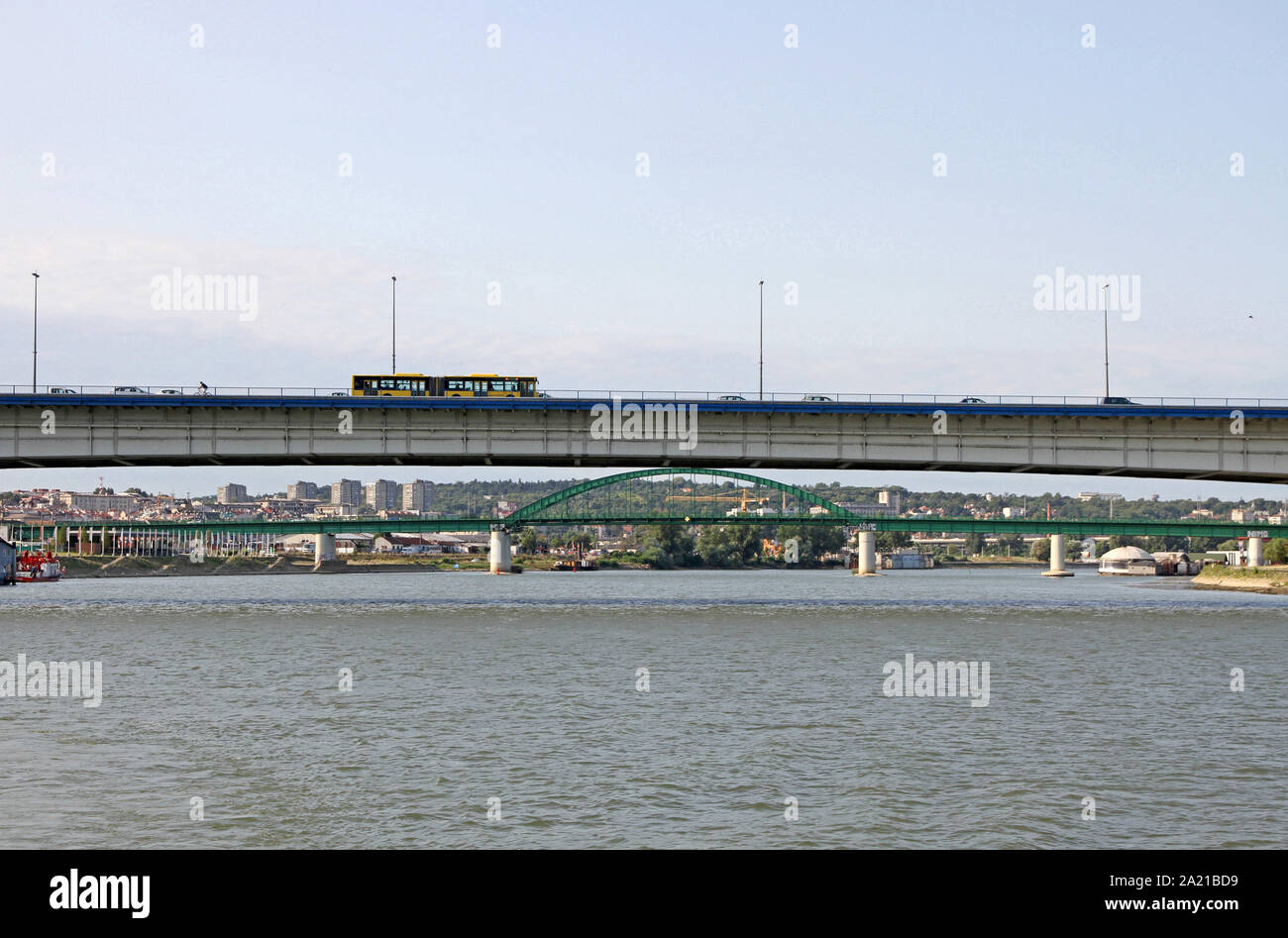 Bus auf branko's Brücke über zemunski Road Bridge von einem Boot am Fluss Sava, Belgrad, Serbien gesehen. Stockfoto