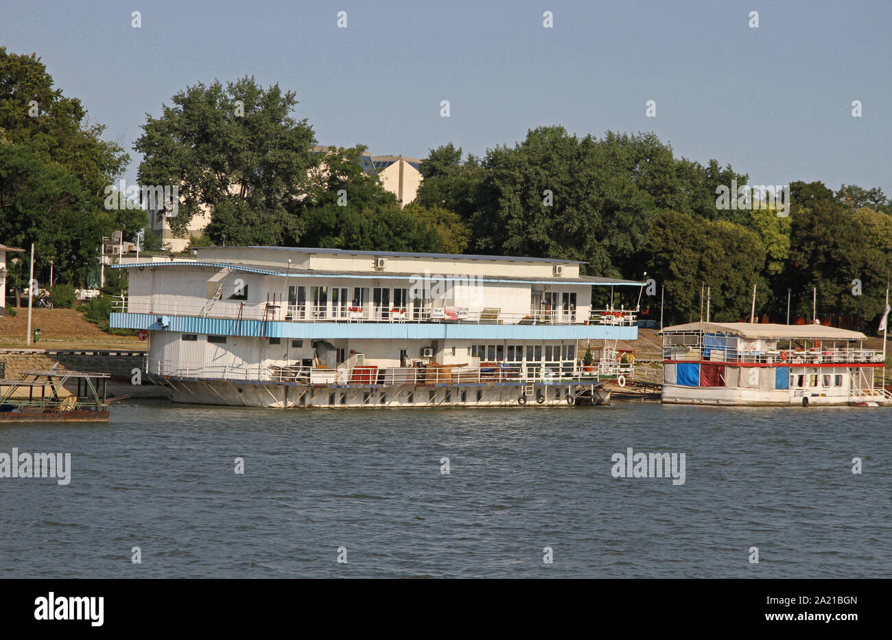 Schwimmendes Restaurant und Bar Boot wie am Fluss Sava, Belgrad, Serbien gesehen. Stockfoto