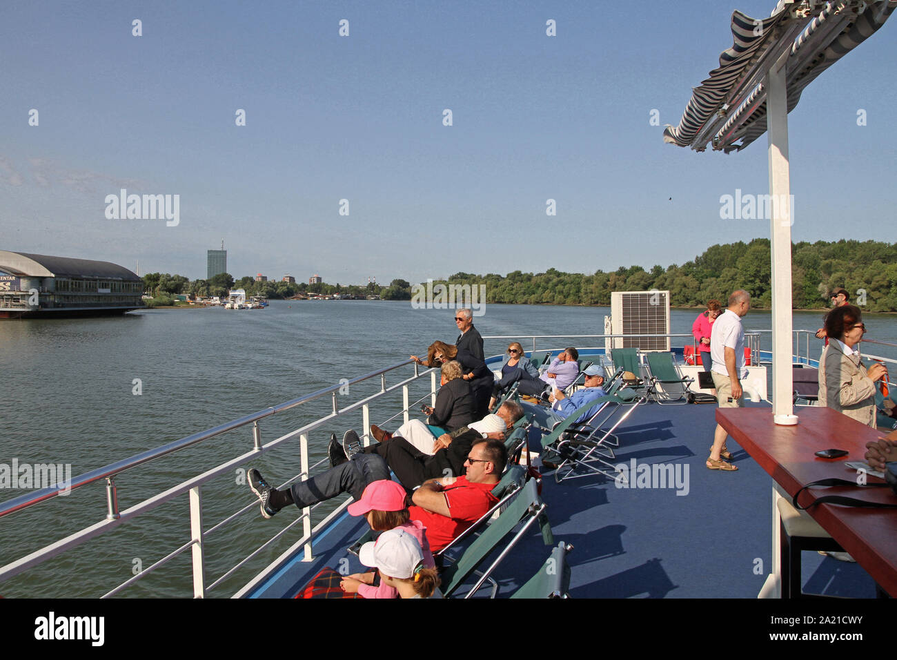 Innenansicht der Donau Kreuzfahrt Schiff, mit den Kolos Sport- und Erholungszentrum auf der linken und die Veliko Ratno Ostrvo (Große Krieg Insel) nach rechts, Danube-Sava Zusammenfluss, Belgrad, Serbien. Stockfoto