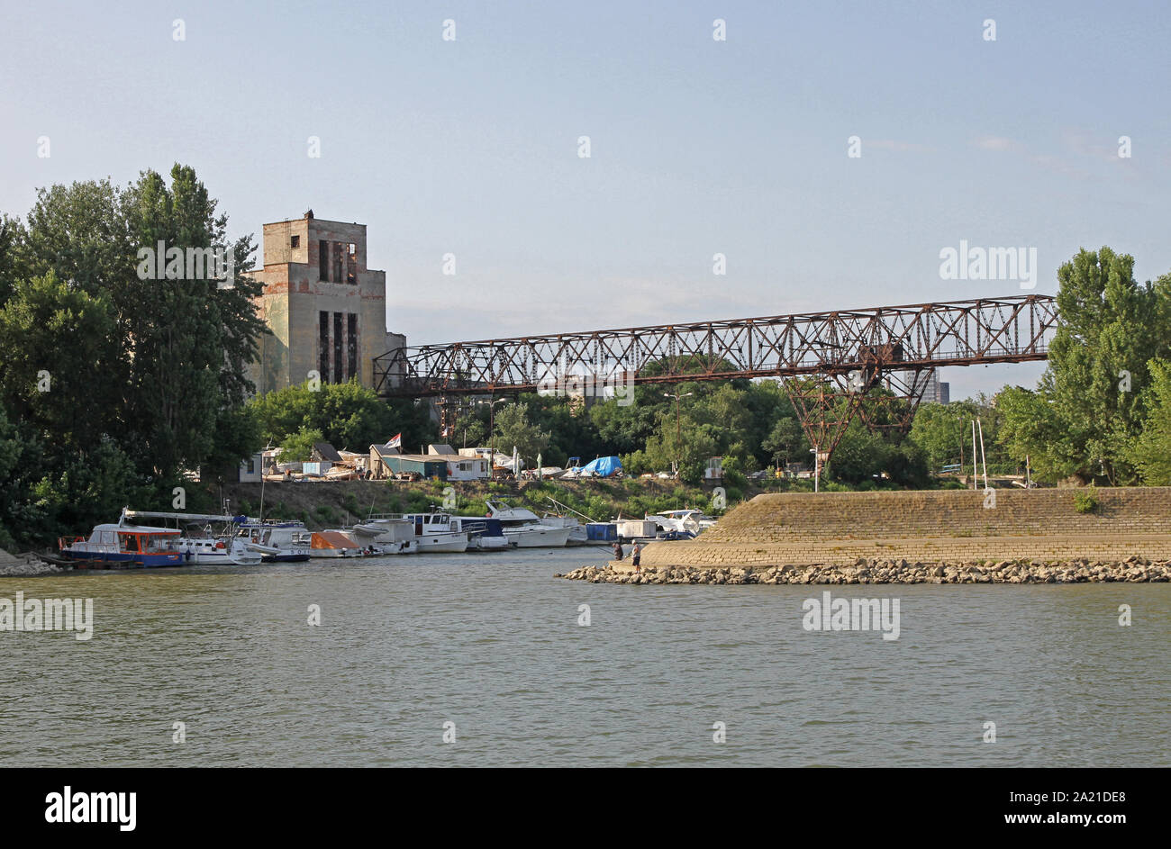 Ug Dorcol-Old Zentrale, Vereinigung der Städte für den Tourismus und Erholung auf dem Wasser von Dorcol - alte Zentrale, ein historischer Grenzstein auf der Donau, Belgrad, Serbien. Stockfoto