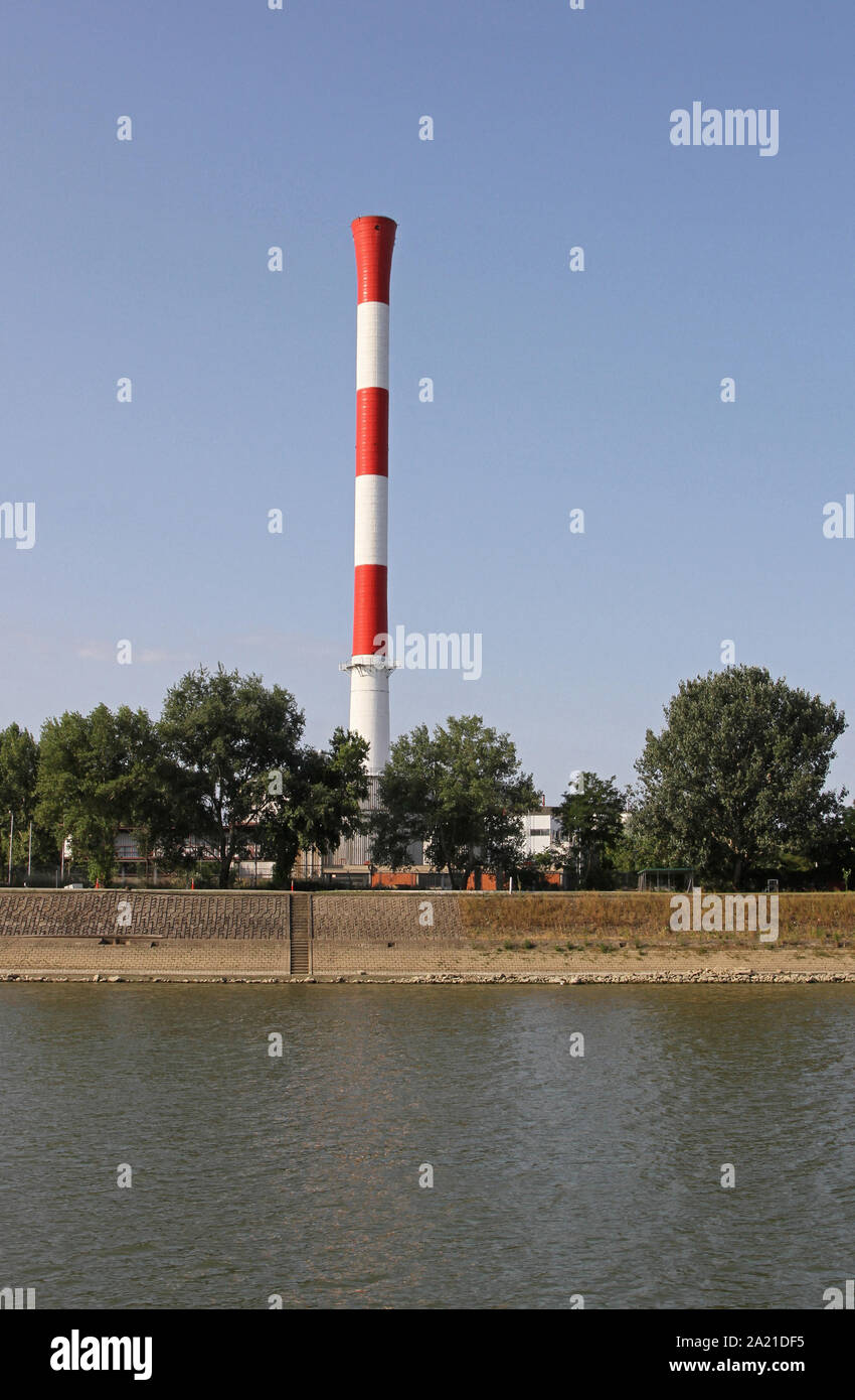 Heizung anlage Turm (toplana) bei Ug Dorcol-Old Zentrale, Vereinigung der Städte für den Tourismus und Erholung auf dem Wasser von Dorcol - alte Zentrale, ein historischer Grenzstein auf der Donau, Belgrad, Serbien. Stockfoto