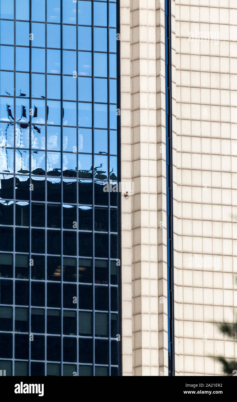 Nahaufnahme der Fassade eines modernen Bürogebäudes mit Stahl, Granit und blaues Glas Elemente. Stockfoto