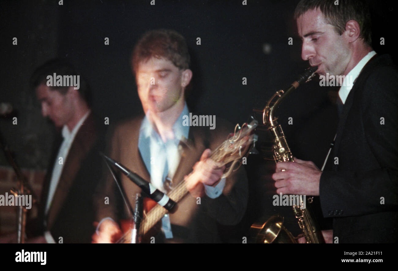 Halsschmerzen New Wave Band "Live" c 1980 Gesang: Justin Ward Bass: Dan Blumen Tastaturen: Matthew Blumen Gitarre: Reid Savage Schlagzeug: Clive Kirby Halsschmerzen war eine britische New Wave/Punk Band aus Highgate, London, England, im Jahr 1975 gegründet und die Produktion von 1 Album in 1980, früher als man denkt, auf der Dureco label und sechs singles. Foto von Tony Henshaw Archiv Stockfoto