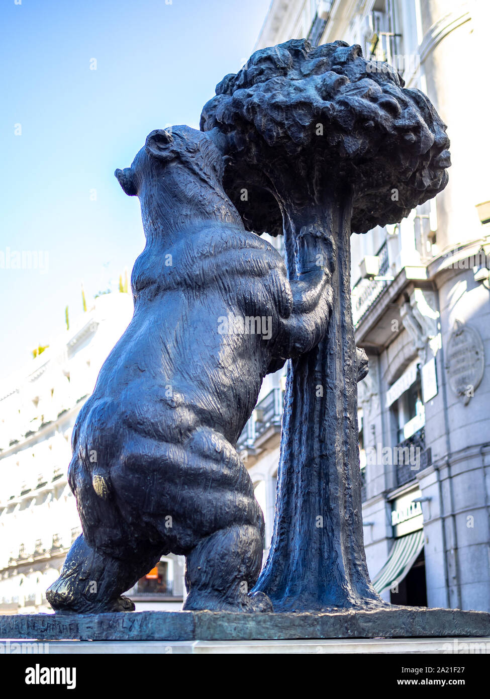 MADRID, Spanien - 22. SEPTEMBER 2019: Statue der Bär und der Erdbeerbaum (auf Spanisch "El Oso y El Madroño") von Antonio Navarro Santafe im Osten Stockfoto