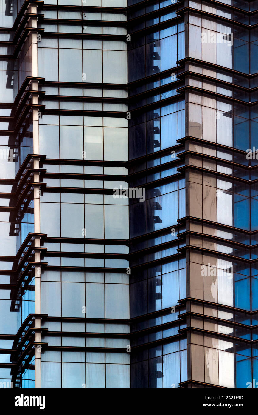 Nahaufnahme der Glas und Stahl facaade eines Bürogebäudes mit horizontalen Stahl Elemente im Äußeren. Stockfoto