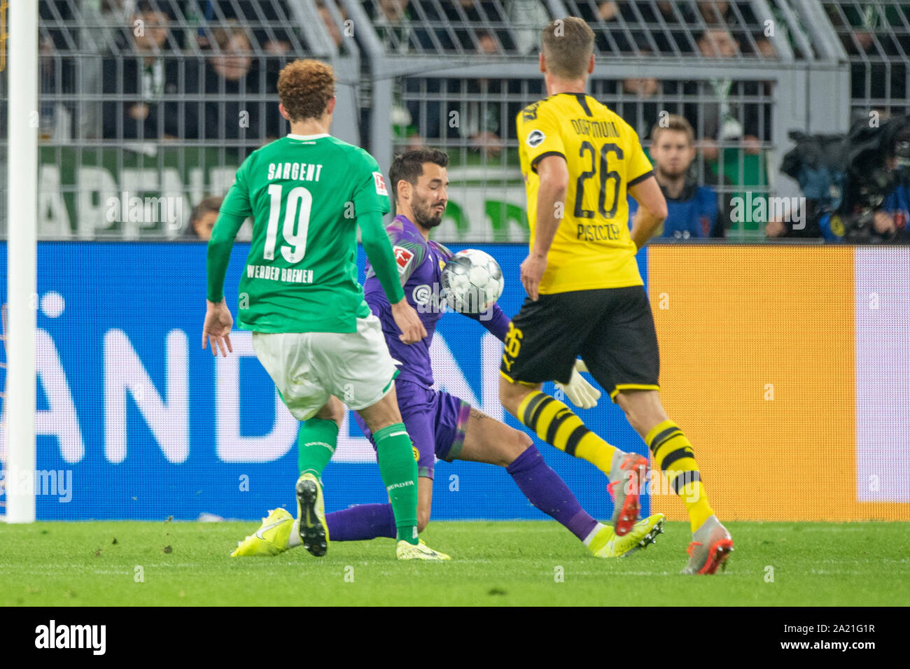 Dortmund, Deutschland. 28 Sep, 2019. torwart Roman BUERKI (mi., Bvºrki, DO) hält gegen Joshua SARGENT (links, HB), Lukasz PISZCZEK (DO) Uhren, Action, Kampf um den Ball, hvsslt, gehalten, Fußball 1. Fussballbundesliga, 6. Spieltag, Borussia Dortmund (DO) - Werder Bremen (HB) 2:2, am 28/09/2019 in Dortmund/Deutschland. € | Nutzung der weltweiten Kredit: dpa/Alamy leben Nachrichten Stockfoto