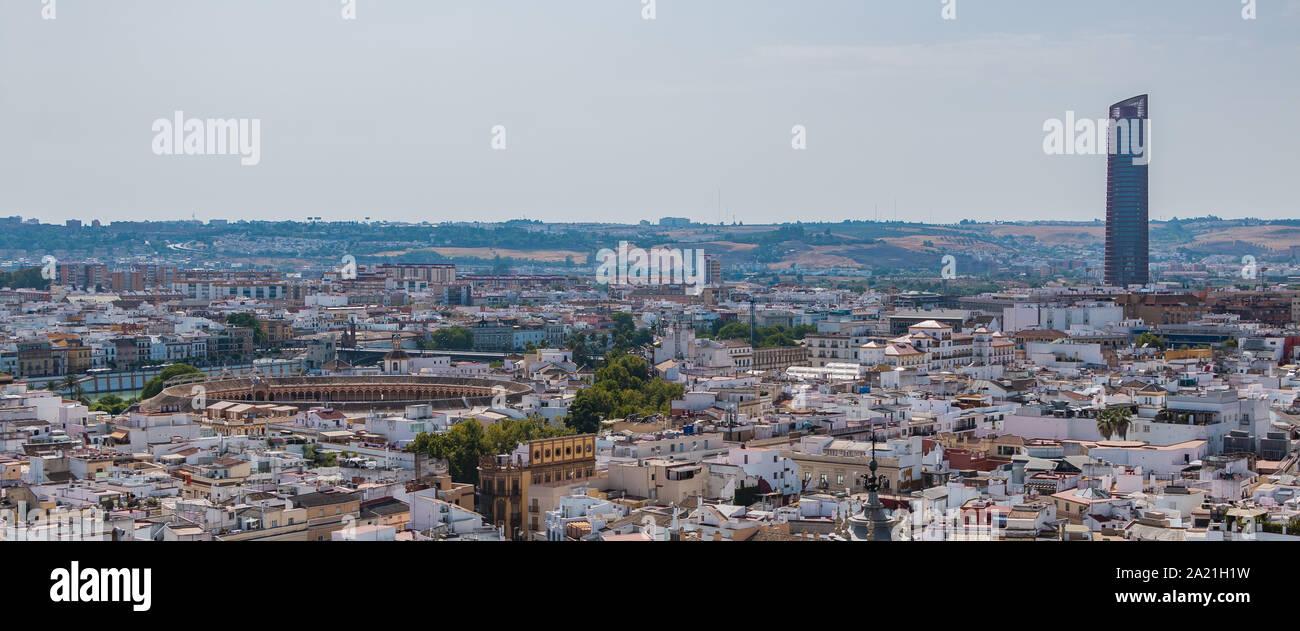 Ein Bild über den Dächern von Sevilla, mit der Maestranza und die Sevilla Turm auf besonderes Highlight. Stockfoto