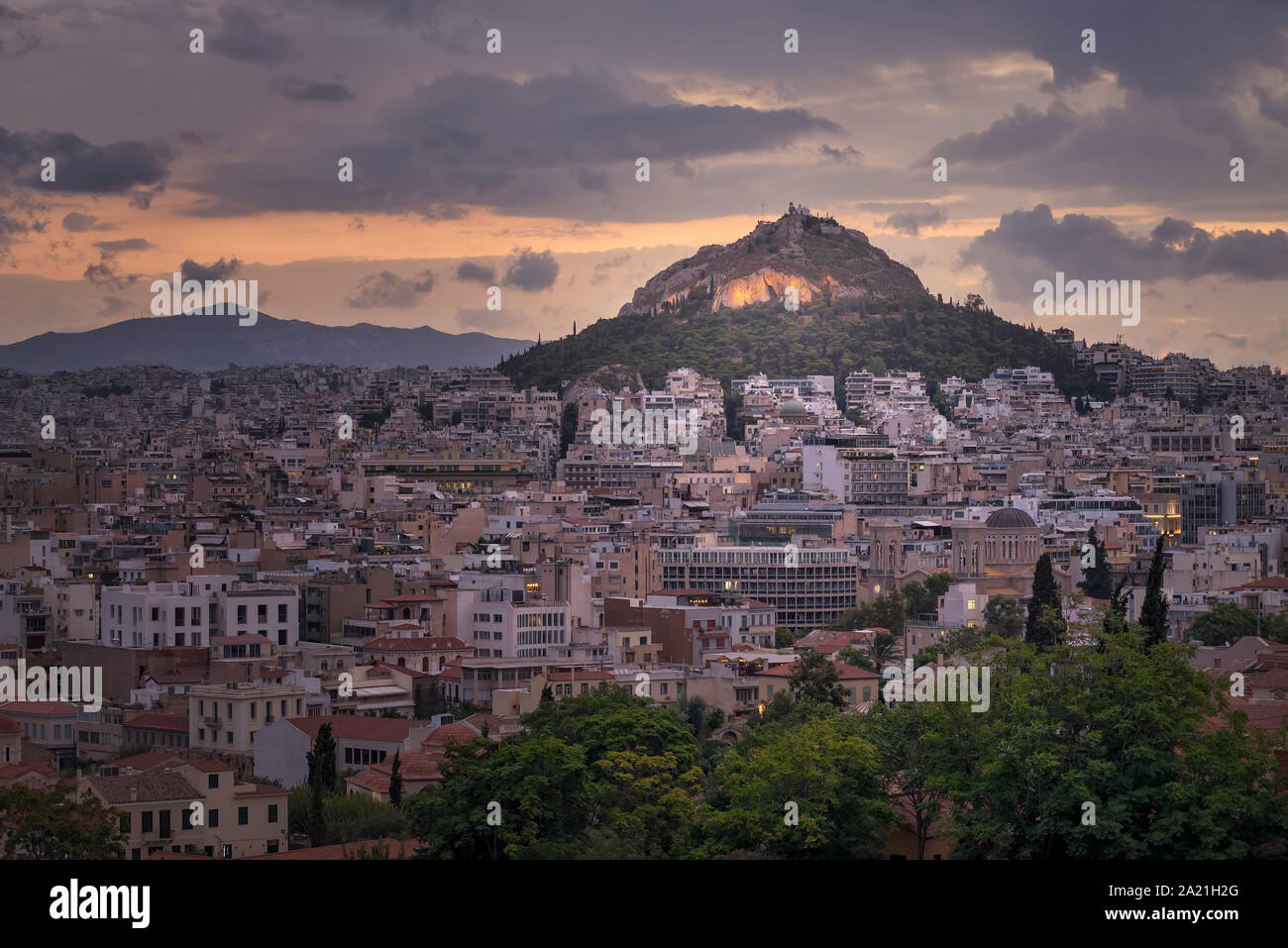 Allgemeine Ansicht von Athen mit der Licabeto Hill oben in der Dämmerung Stockfoto