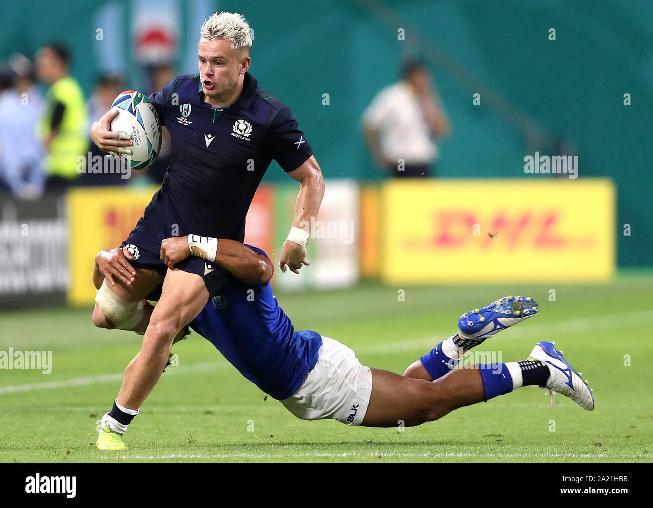 Schottland's Darcy Graham ist von Samoa Pele Cowley während der 2019 Rugby World Cup Match am Misaki Stadion, Kobe, Japan in Angriff genommen. Stockfoto