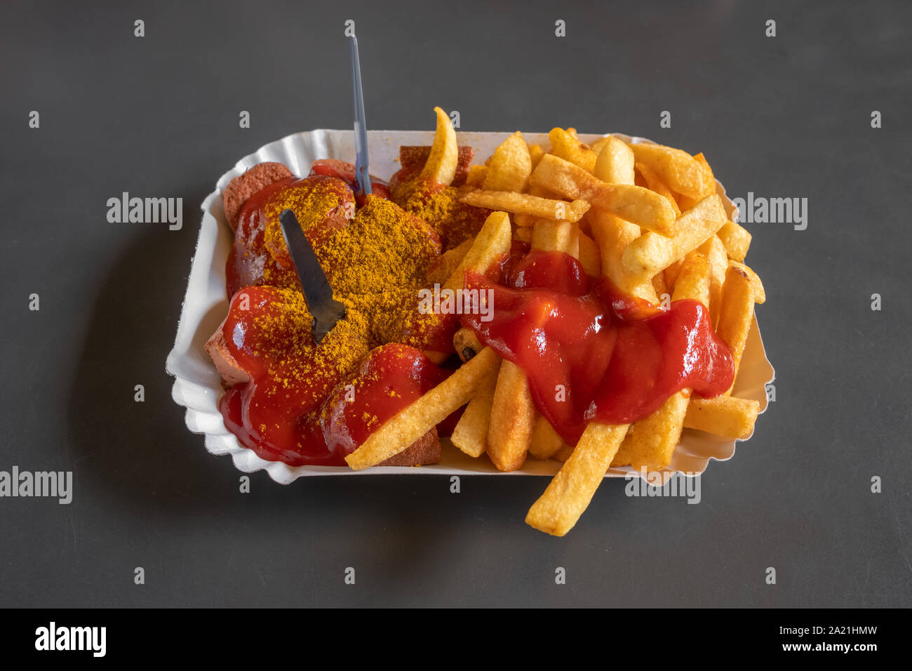 Mit Pommes frites auf einem Papier platte Currywurst Stockfoto