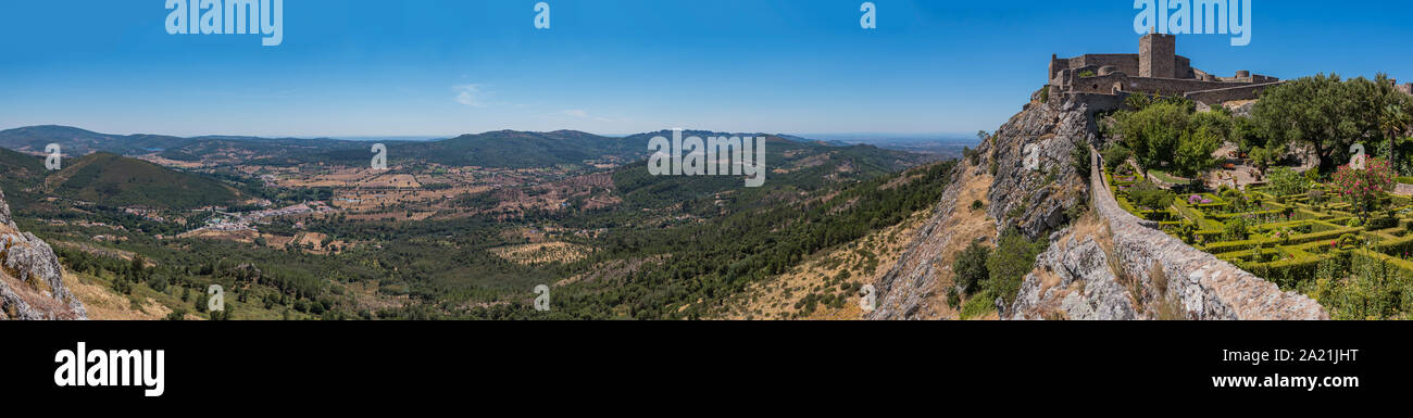 Ein Panorama Bild von der Marvão Schloss mit Blick auf die Landschaft. Stockfoto