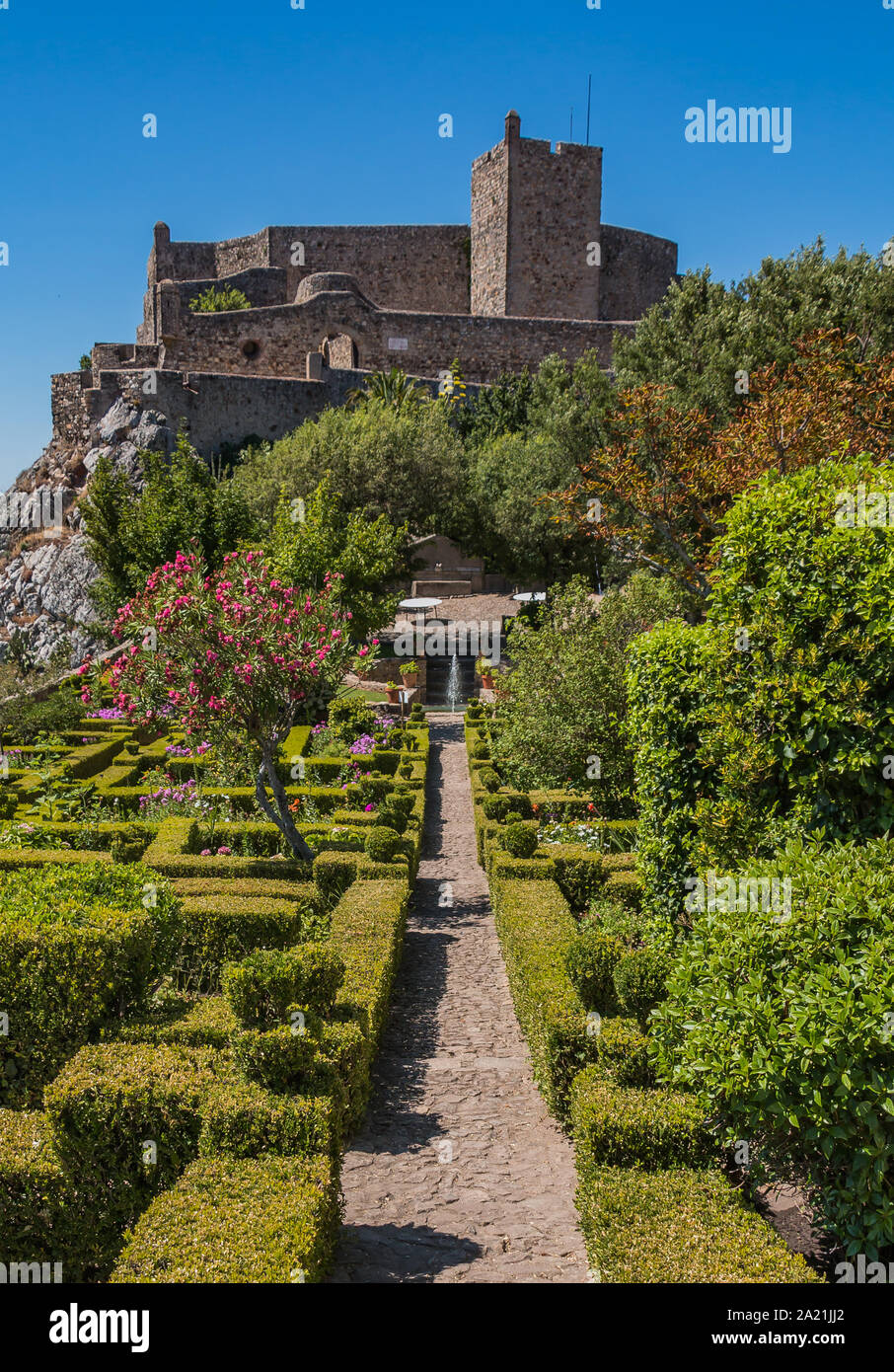 Ein Bild der Marvão Schloss mit Blick auf den schön gestalteten Garten. Stockfoto