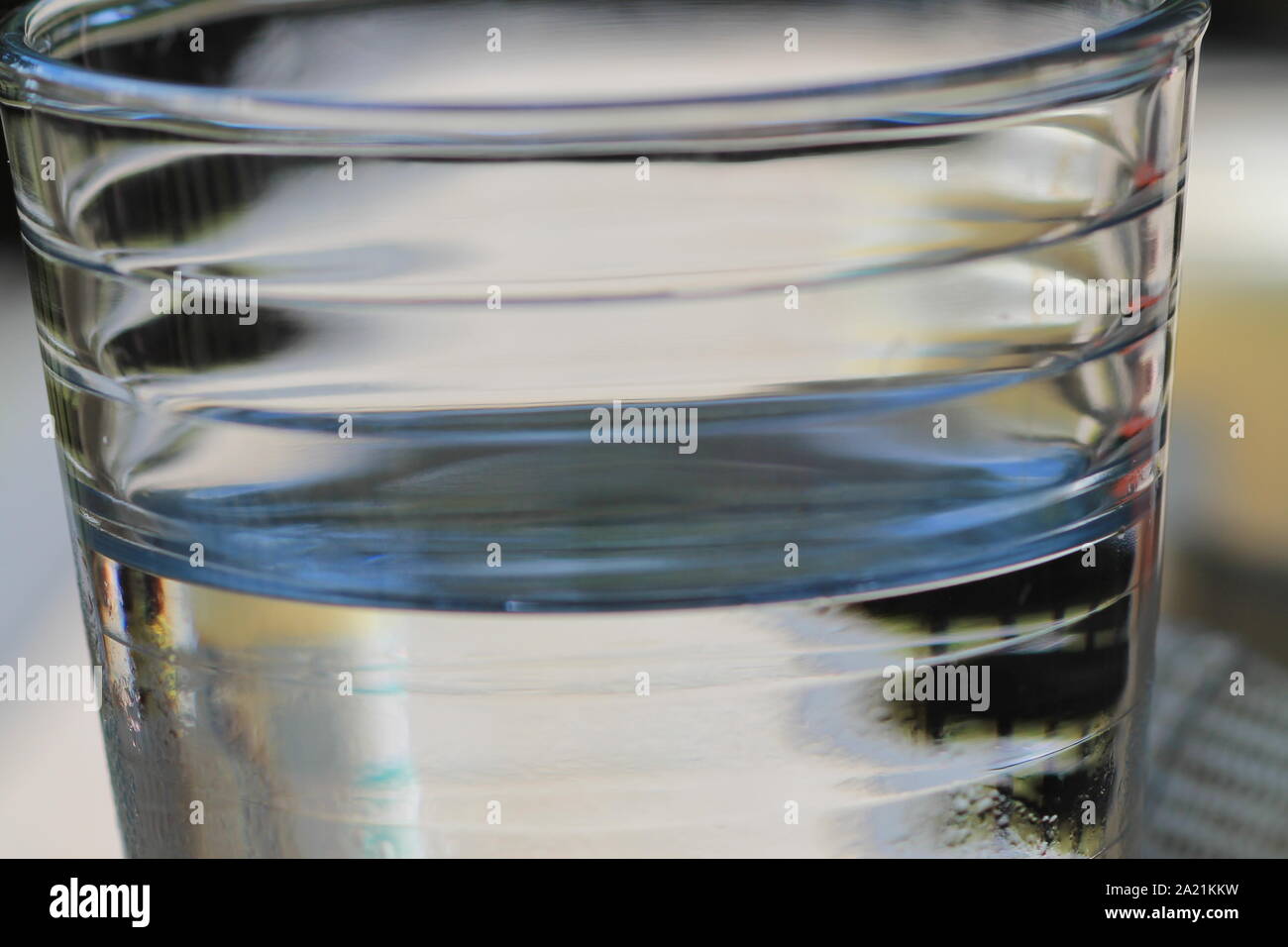 Wasser in klarem Glas Stockfoto