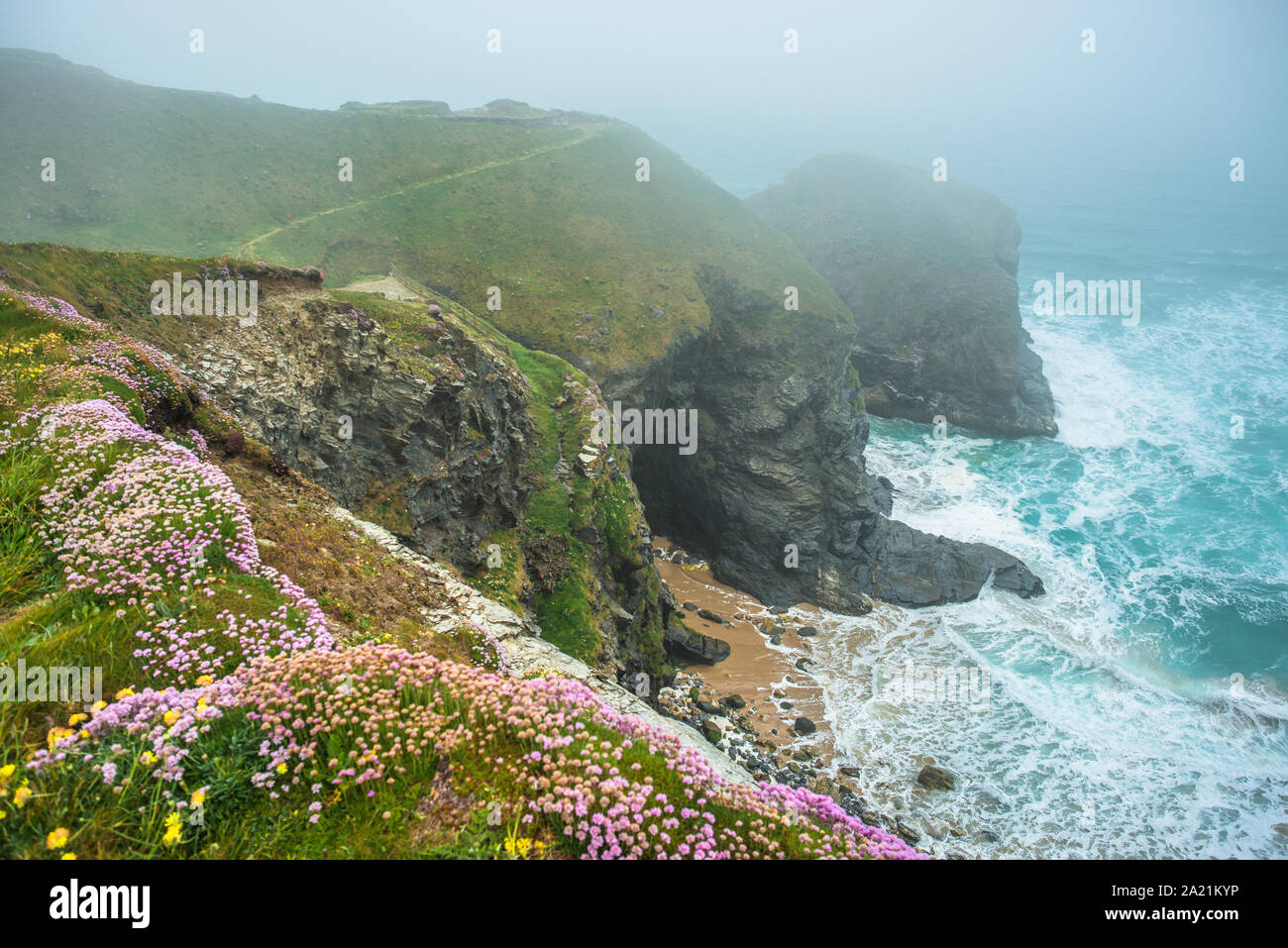 Bedruthan Steps an einem nebligen Tag, in der Nähe von Newquay, Cornwall, England, Großbritannien, Großbritannien. Stockfoto