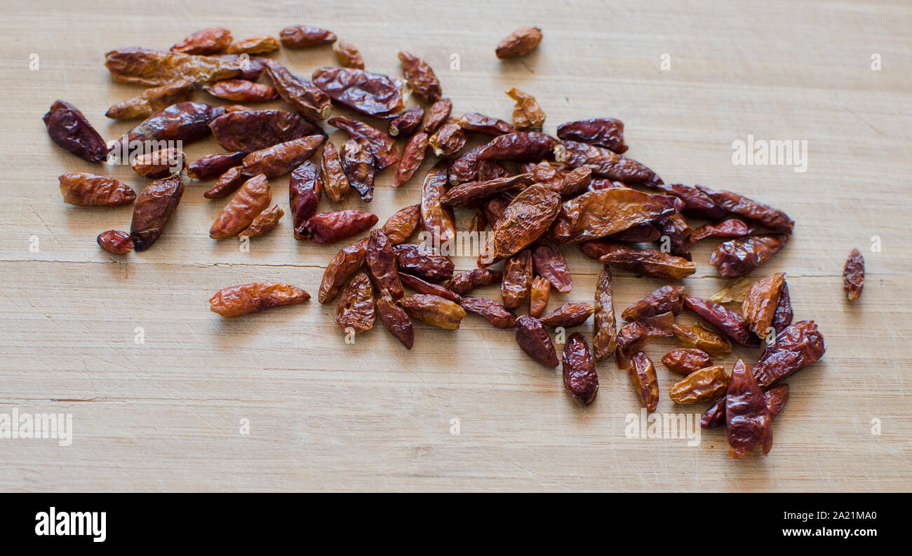 Getrocknete kleine rote Chilies auf einem Holztisch Stockfoto