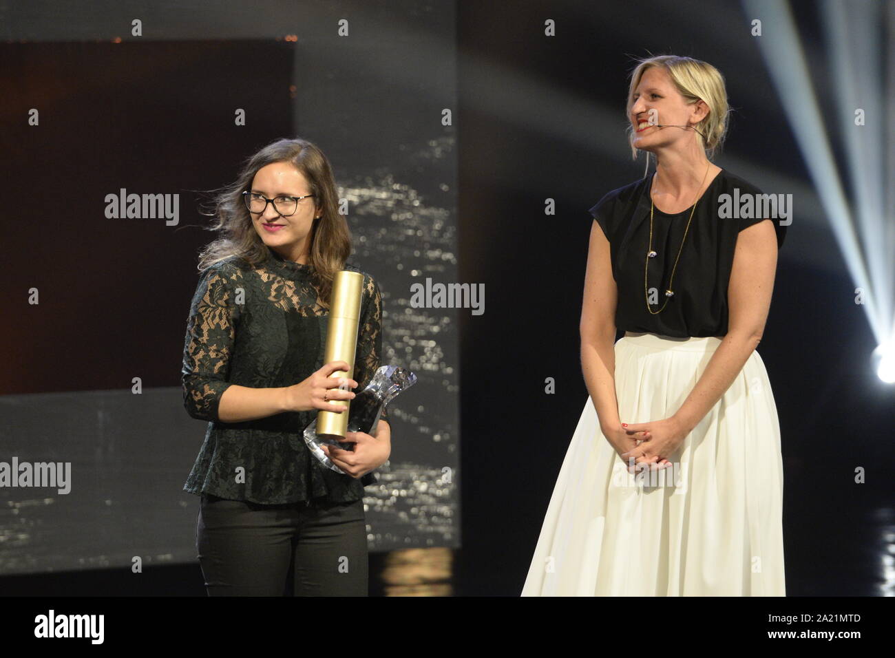 Die Kategorie Tschechische Kristall, Aufnahmen von Konzerten durch die Aufzeichnung der Sommernacht Konzert in 2018 gewonnen wurde, in den Gärten des Schlosses Schönbrunn in Wien erschossen im Golden Prague International Television Festival in Prag, Tschechische Republik, 28. September 2019. Unter der Leitung von Valery Gergiev, der Wiener Philharmoniker durchgeführt, es zusammen mit russische Sopranistin Anna Netrebko. Direktor Staphanie Holzschuste (links) nimmt den Preis von Hana Trestikova. (CTK Photo/Katerina Sulova) Stockfoto