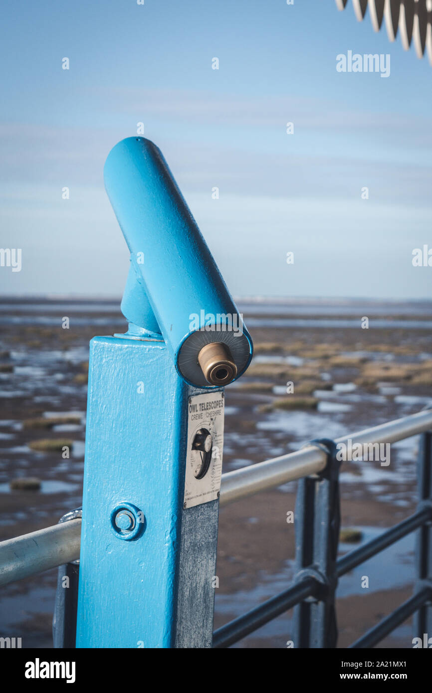 Münzautomaten touristische Badeort Teleskop mit Blick über das Wattenmeer in Southport, North West England, Großbritannien Stockfoto