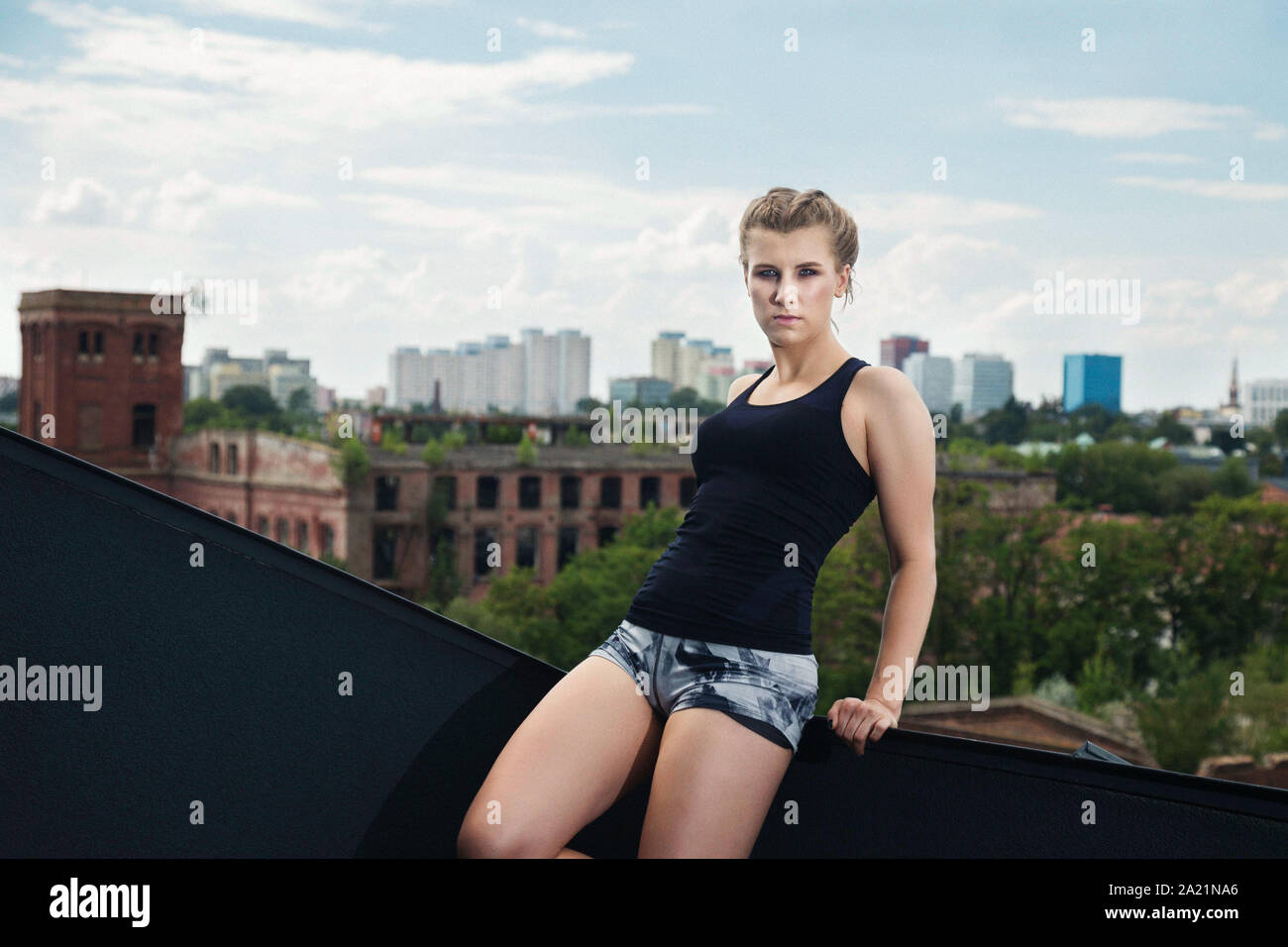 Weibliche Athleten Ausruhen nach auf einer Dachterrasse in Lodz, Polen arbeiten Stockfoto