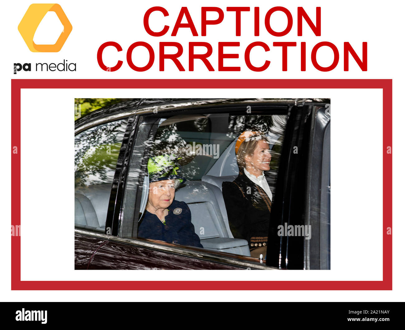 Achtung Bildredaktionen und Foto Bibliothekare. Bildunterschrift KORREKTUR - korrigiert den Namen der Person im rechten Bild. Original Bild lief Sonntag als Royal Queen 12012674. Königin Elizabeth II (links) und Serena Armstrong-Jones, Gräfin von Snowdon, lassen Crathie Kirk nach der Teilnahme an einem Sonntag Gottesdienst in der Nähe von Balmoral. Stockfoto