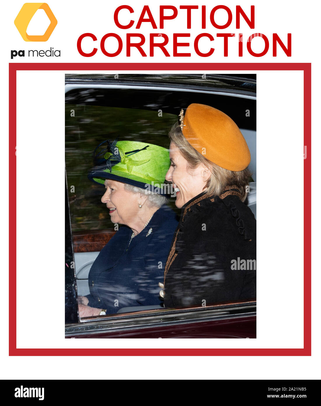 Achtung Bildredaktionen und Foto Bibliothekare. Bildunterschrift KORREKTUR - korrigiert den Namen der Person im rechten Bild. Original Bild lief Sonntag als Royal Queen 12543853. Königin Elizabeth II (links) und Serena Armstrong-Jones, Gräfin von Snowdon, lassen Crathie Kirk nach der Teilnahme an einem Sonntag Gottesdienst in der Nähe von Balmoral. Stockfoto