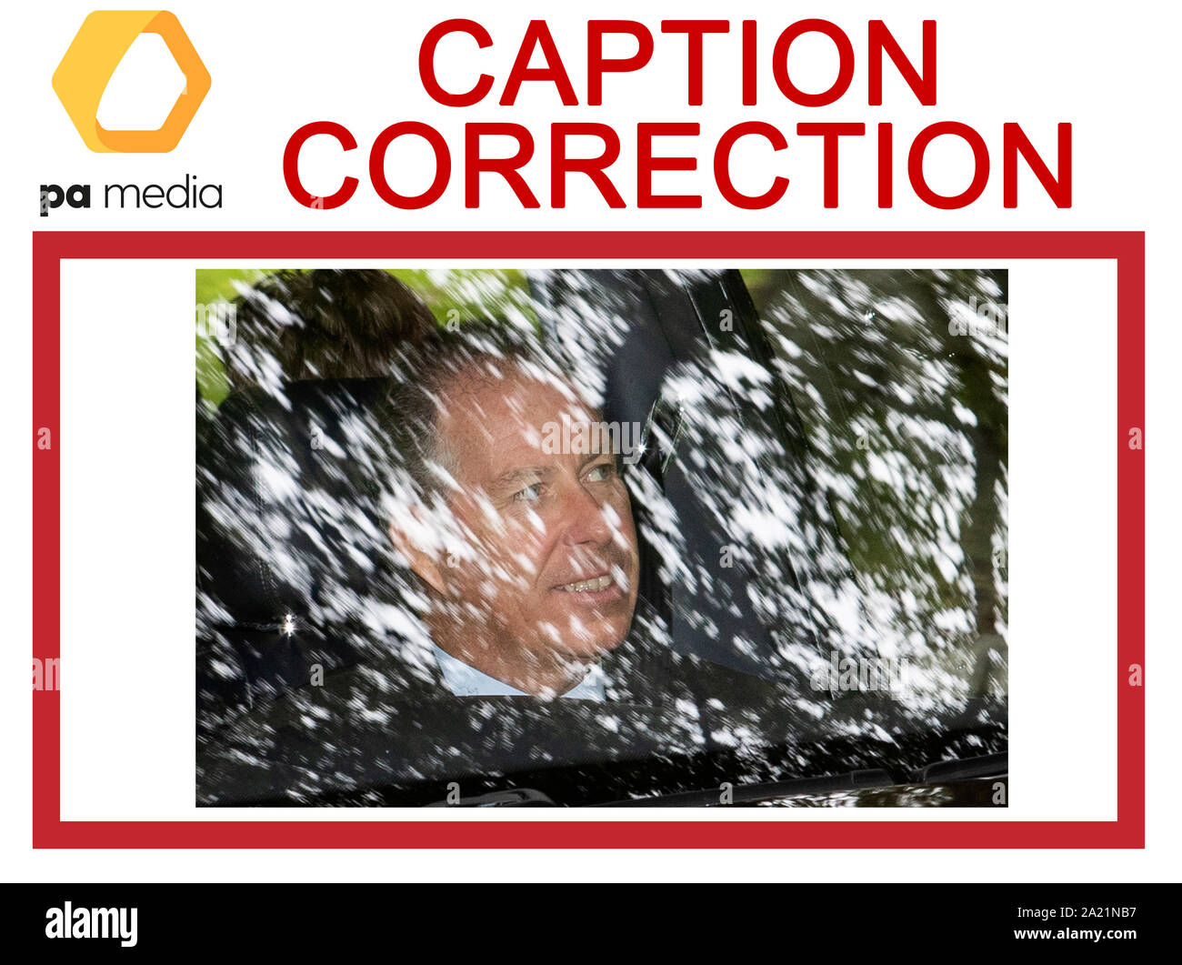 Achtung Bildredaktionen und Foto Bibliothekare. CAPTION-Korrektur korrigiert Titel der Person im Bild. Original Bild lief Sonntag als Royal Queen 12012681. Der Graf von Snowdon kommt an crathie Kirk einen sonntäglichen Gottesdienst in der Nähe von Balmoral zu besuchen. Stockfoto