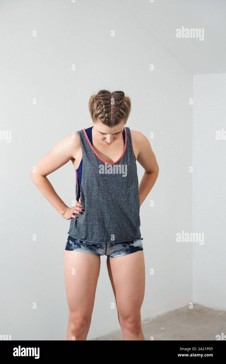 Junge blonde Frau in boxer Zöpfe Ausruhen nach dem Training, das Tragen komfortabel sportliches Outfit. Stockfoto