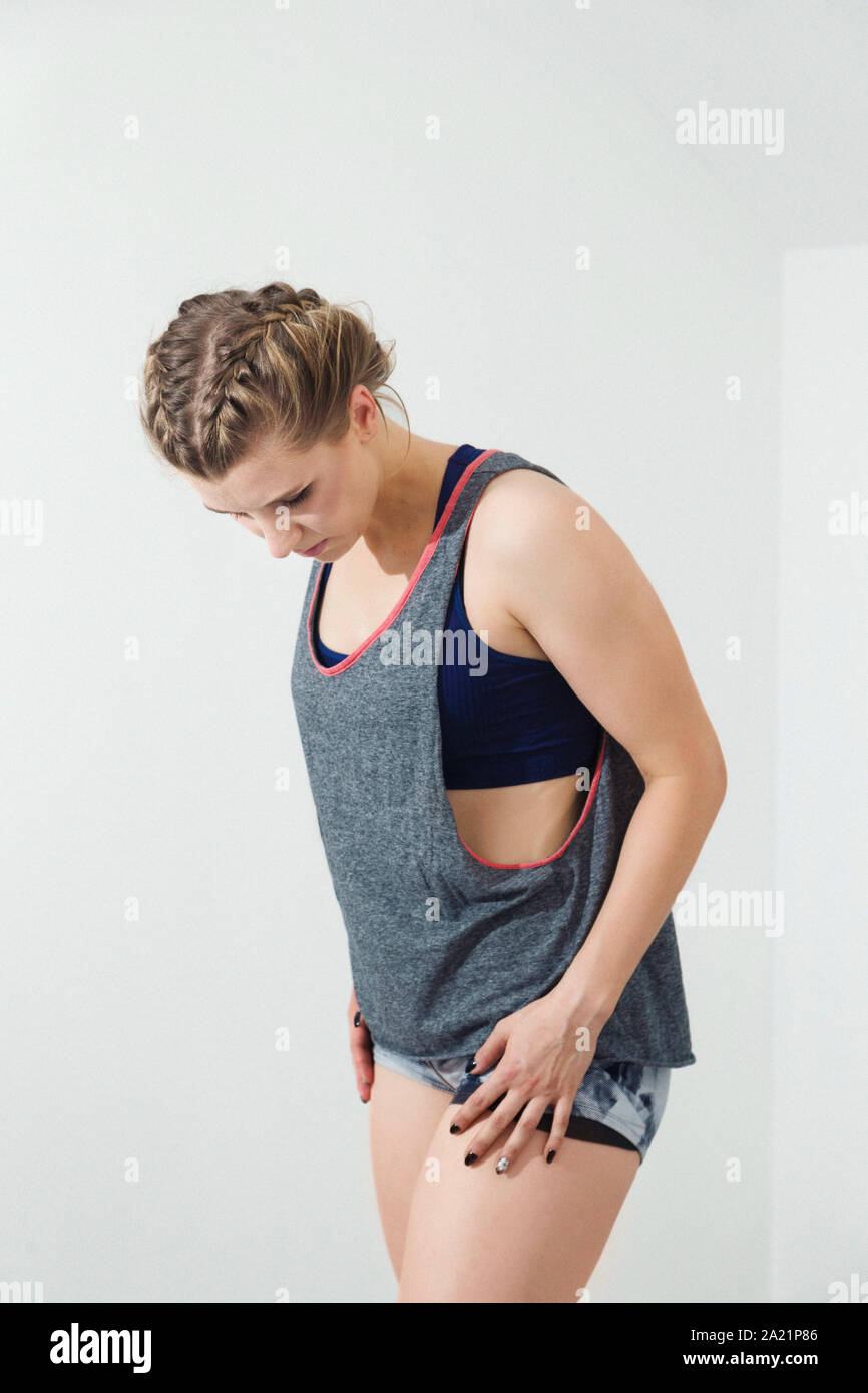 Junge blonde Frau in boxer Zöpfe Ausruhen nach dem Training, das Tragen komfortabel sportliches Outfit. Stockfoto