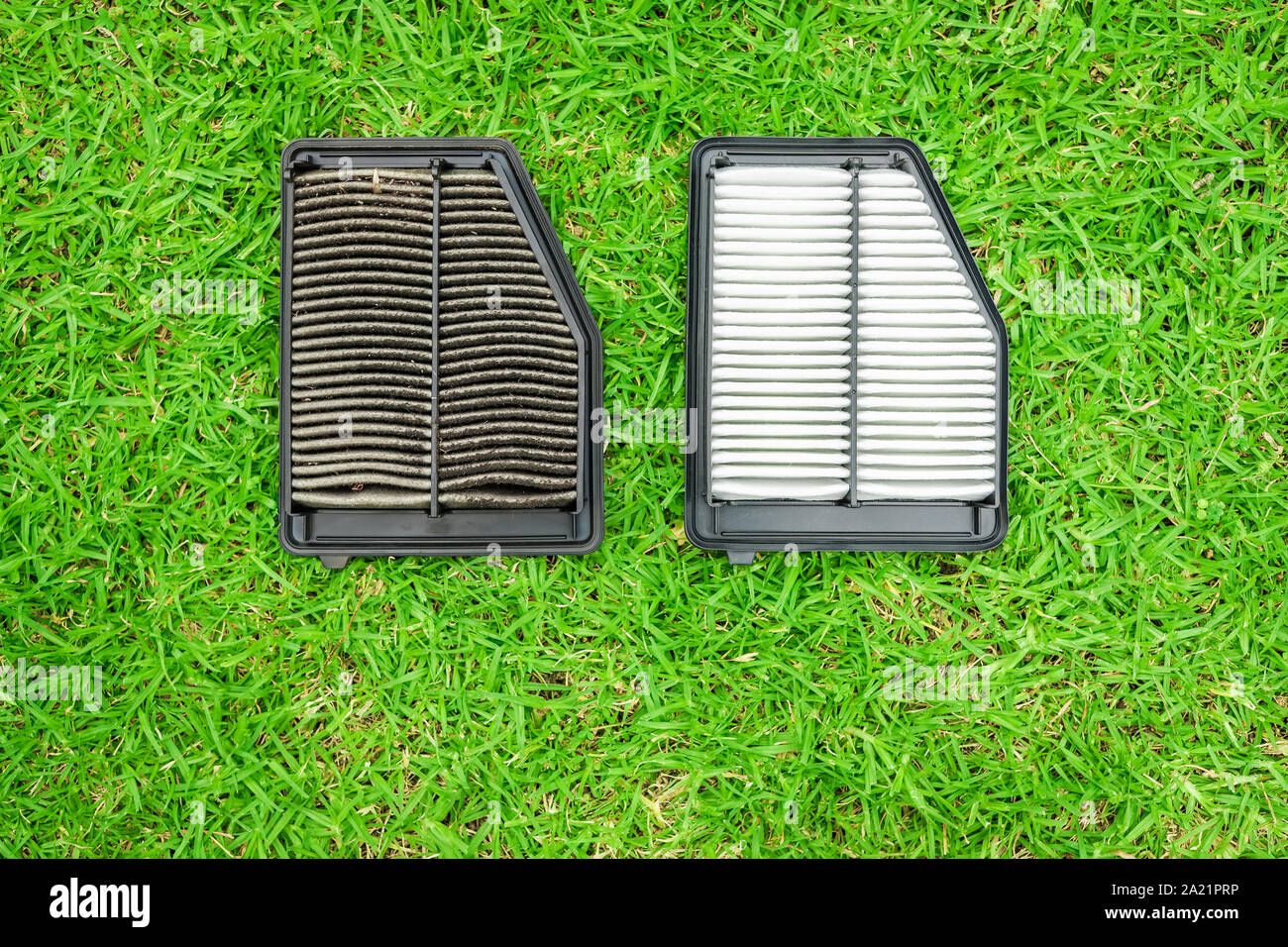 Schmutzig und neues Auto Luftfilter nebeneinander auf grünem Gras  Stockfotografie - Alamy