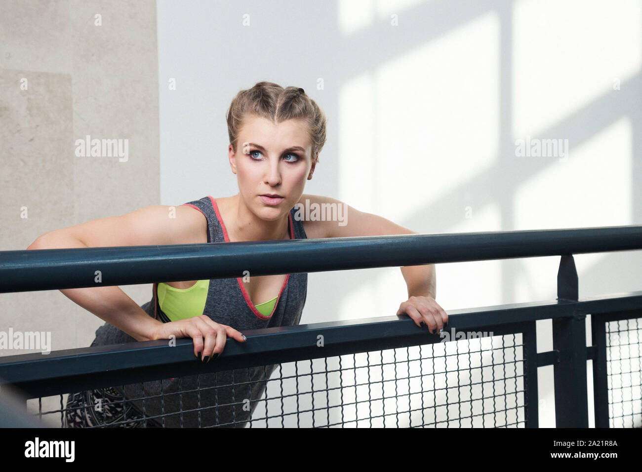 Junge Frau in boxer Zöpfe Ausbildung im städtischen Umfeld, tragen bequeme, lässige sportliches Outfit Stockfoto