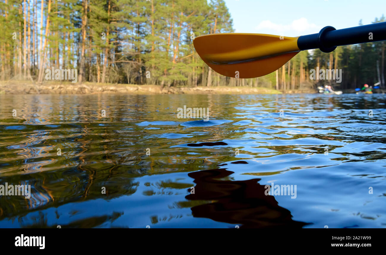 Close-up Paddle Rafting auf dem Fluss, extreme und Spaß Sport an touristische Attraktion Stockfoto