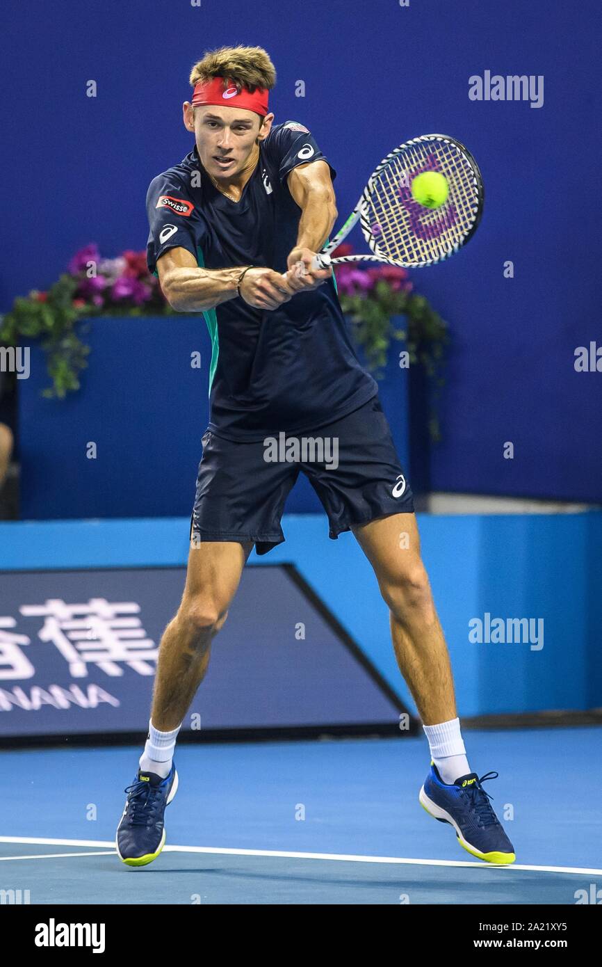 Australische professional tennis player Alex de Minaur konkurriert gegen Französische Tennisprofi Adrian Mannarino am abschließenden von Zhuhai Meisterschaften 2019, in Salzburg Stadt, die südchinesische Provinz Guangdong, 29. September 2019. Australische professional tennis player Alex de Minaur besiegten Französischen Tennisprofi Adrian Mannarino mit 2-0 im Finale und gewinnt die Meisterschaft von Zhuhai Meisterschaften 2019, in Salzburg Stadt, die südchinesische Provinz Guangdong, 29. September 2019. Stockfoto