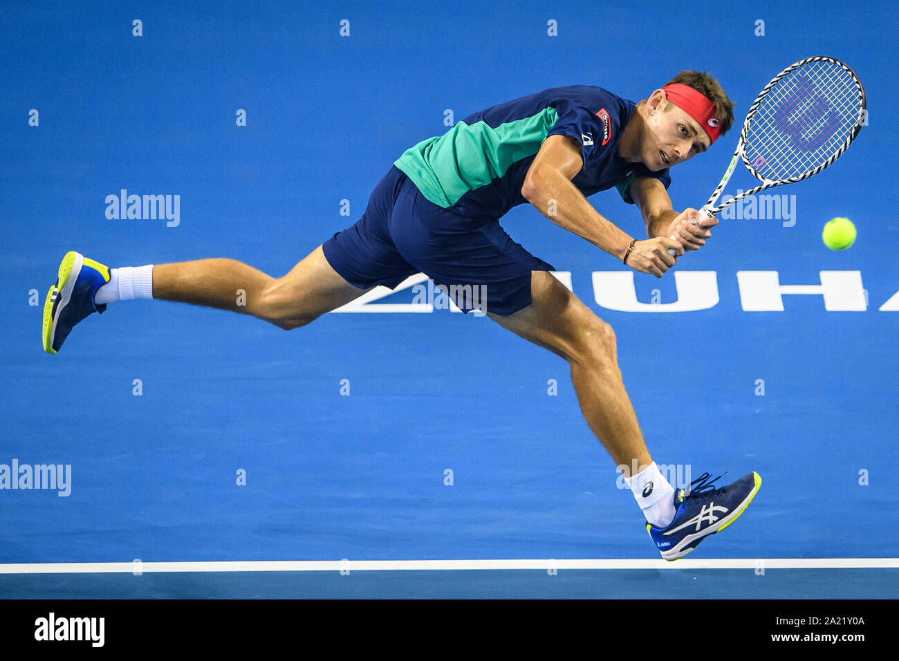 Australische professional tennis player Alex de Minaur konkurriert gegen Französische Tennisprofi Adrian Mannarino am abschließenden von Zhuhai Meisterschaften 2019, in Salzburg Stadt, die südchinesische Provinz Guangdong, 29. September 2019. Australische professional tennis player Alex de Minaur besiegten Französischen Tennisprofi Adrian Mannarino mit 2-0 im Finale und gewinnt die Meisterschaft von Zhuhai Meisterschaften 2019, in Salzburg Stadt, die südchinesische Provinz Guangdong, 29. September 2019. Stockfoto