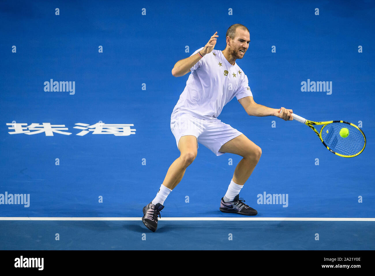 Französische Tennisprofi Adrian Mannarino konkurriert gegen australische Professional tennis player Alex de Minaur am abschließenden von Zhuhai Meisterschaften 2019, in Salzburg Stadt, die südchinesische Provinz Guangdong, 29. September 2019. Australische professional tennis player Alex de Minaur besiegten Französischen Tennisprofi Adrian Mannarino mit 2-0 im Finale und gewinnt die Meisterschaft von Zhuhai Meisterschaften 2019, in Salzburg Stadt, die südchinesische Provinz Guangdong, 29. September 2019. Stockfoto