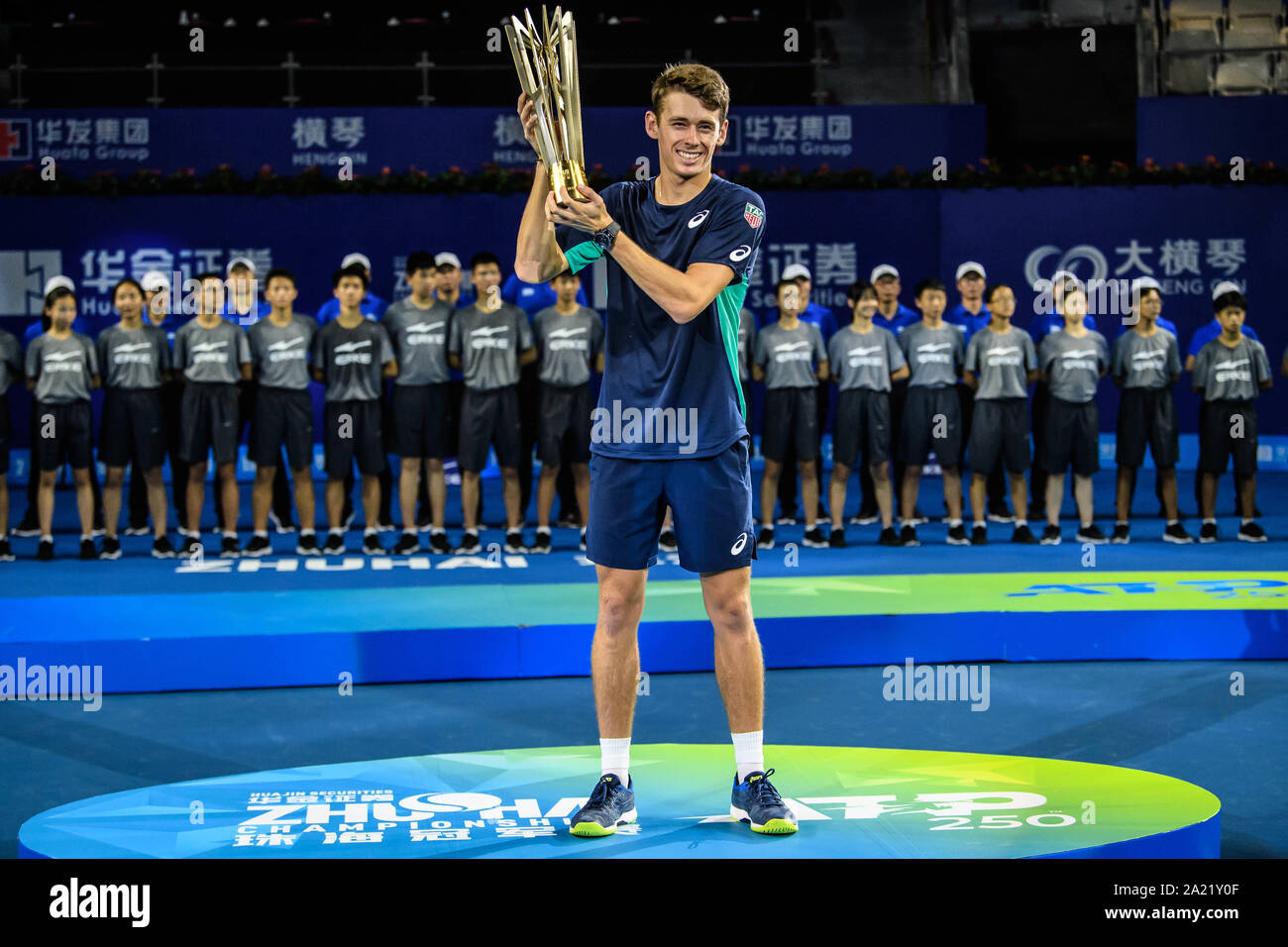 Australische professional tennis player Alex de Minaur hält die Trophäe der Meisterschaft von Zhuhai Meisterschaften 2019, in Salzburg Stadt, die südchinesische Provinz Guangdong, 29. September 2019. Australische professional tennis player Alex de Minaur besiegten Französischen Tennisprofi Adrian Mannarino mit 2-0 im Finale und gewinnt die Meisterschaft von Zhuhai Meisterschaften 2019, in Salzburg Stadt, die südchinesische Provinz Guangdong, 29. September 2019. Stockfoto