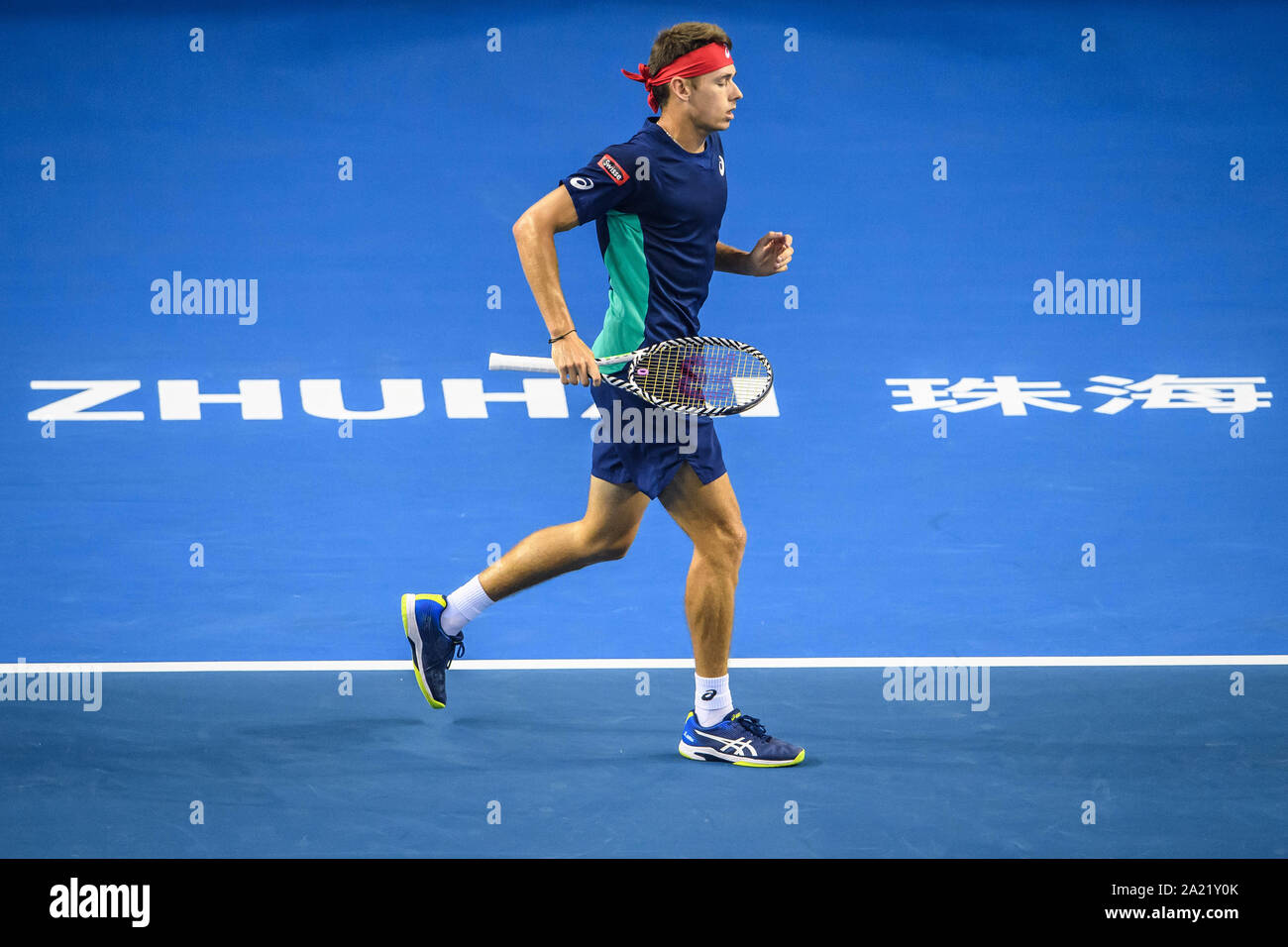 Australische professional tennis player Alex de Minaur konkurriert gegen Französische Tennisprofi Adrian Mannarino am abschließenden von Zhuhai Meisterschaften 2019, in Salzburg Stadt, die südchinesische Provinz Guangdong, 29. September 2019. Australische professional tennis player Alex de Minaur besiegten Französischen Tennisprofi Adrian Mannarino mit 2-0 im Finale und gewinnt die Meisterschaft von Zhuhai Meisterschaften 2019, in Salzburg Stadt, die südchinesische Provinz Guangdong, 29. September 2019. Stockfoto