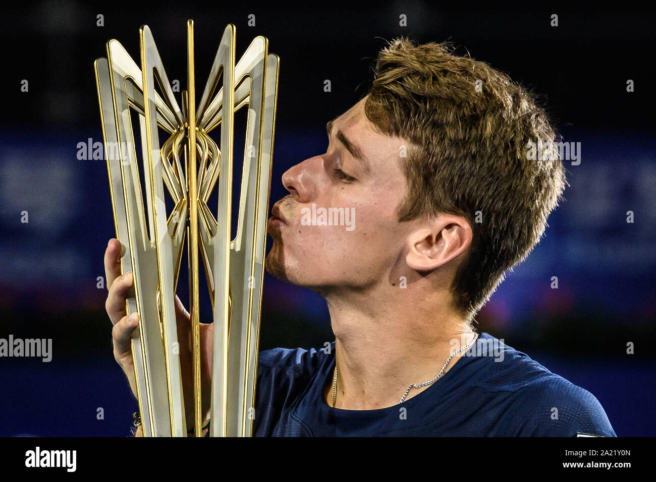 Australische professional tennis player Alex de Minaur küßt die Trophäe der Meisterschaft von Zhuhai Meisterschaften 2019, in Salzburg Stadt, die südchinesische Provinz Guangdong, 29. September 2019. Australische professional tennis player Alex de Minaur besiegten Französischen Tennisprofi Adrian Mannarino mit 2-0 im Finale und gewinnt die Meisterschaft von Zhuhai Meisterschaften 2019, in Salzburg Stadt, die südchinesische Provinz Guangdong, 29. September 2019. Stockfoto