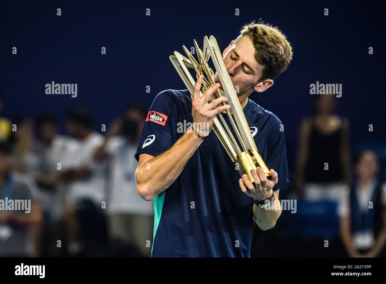 Australische professional tennis player Alex de Minaur küßt die Trophäe der Meisterschaft von Zhuhai Meisterschaften 2019, in Salzburg Stadt, die südchinesische Provinz Guangdong, 29. September 2019. Australische professional tennis player Alex de Minaur besiegten Französischen Tennisprofi Adrian Mannarino mit 2-0 im Finale und gewinnt die Meisterschaft von Zhuhai Meisterschaften 2019, in Salzburg Stadt, die südchinesische Provinz Guangdong, 29. September 2019. Stockfoto